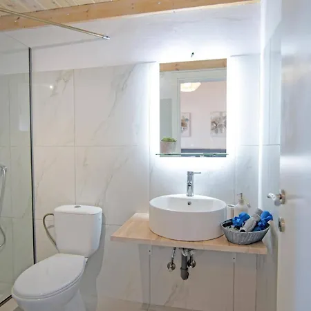 Katostrato By Βίλα Απραός